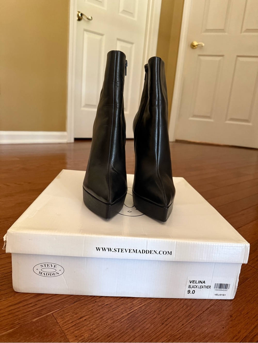 Steve Madden Black Pointed Toe Leather Ankle Booties